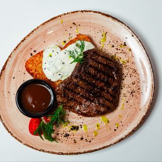 Пеппер стейк с хаш-брауном