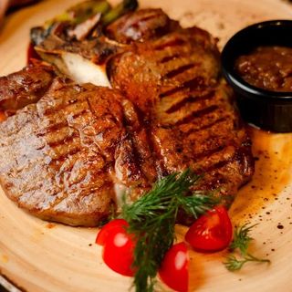 Стейк "Тибон" с брокколи и грибами в восточной заправке