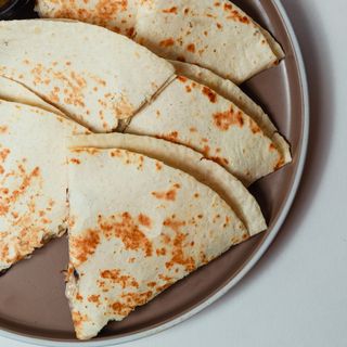 Кесадилья  с овощами сливочном сыром