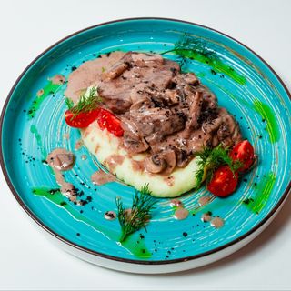 Медальоны из теленка в сливочно-грибном соусе