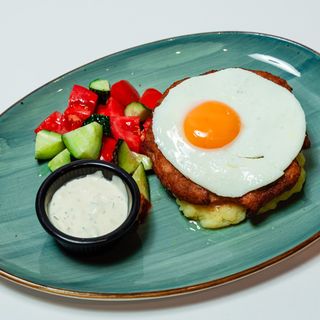 Бифштекс из цыпленка с яйцом