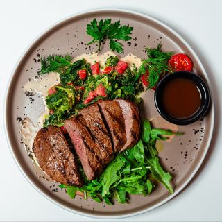 бон-филе из конины со шпинатом в сливках