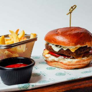 Бургер "Мясник" с говяжьей котлетой