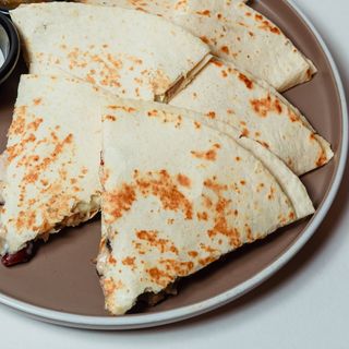 Кесадилья с курицей и грибами