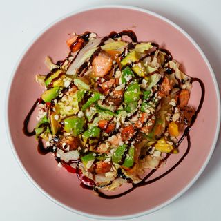 Салат с лососем и авокадо