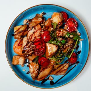 Салат "Хрустящий баклажан с креветками и рукколой"