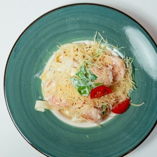 Паста с рукколой и креветками в сливочном соусе