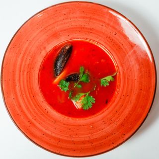 Томатный суп с морским коктейлем