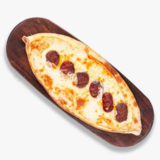 Пиде с сыром и суджуком