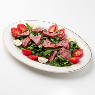 Салат руккола с копченой говядиной
