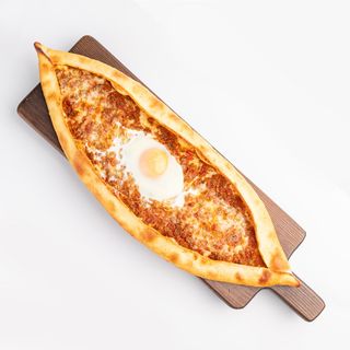 Пиде с фаршем сыром и яйцом