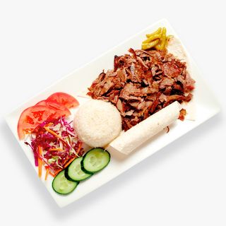 Донер с говядиной на тарелке