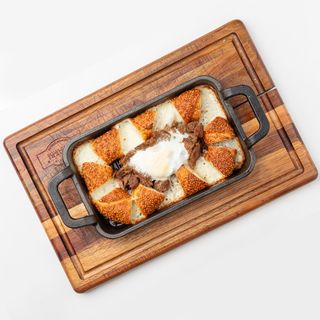 Симит с тушеной говядиной с сыром и яйцом