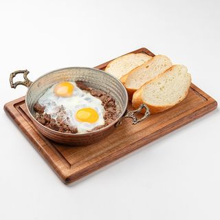 Яичница с тушеной говядиной