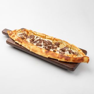 Пиде с тушеным мясом и сыром