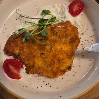Шницель из курицы с картофельным пюре и соусом "дзадзаки"