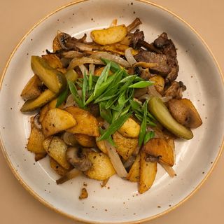 Картофель жареный с мясом и грибами
