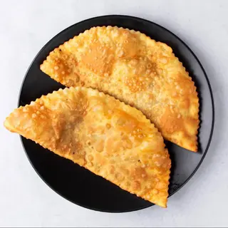 Чебуреки с жареным яйцом и джусаем (2шт)