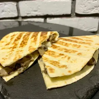 Чебурилья с моцареллой и грибами (1 шт.), 