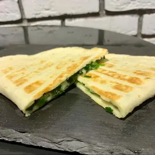 Чебурилья с жареным яйцом и джусаем (1шт)