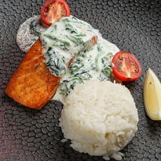 Стейк из семги в сливочно - шпинатном соусе с рисом