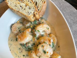 Креветки в сливочно-чесночном соусе