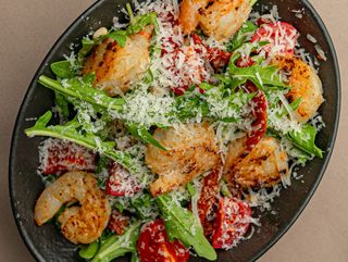Салат с рукколой, креветками, пармезаном, вялеными томатами