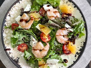 Салат с креветками и апельсином