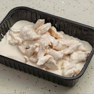 Курица в белом соусе с гарниром на выбор