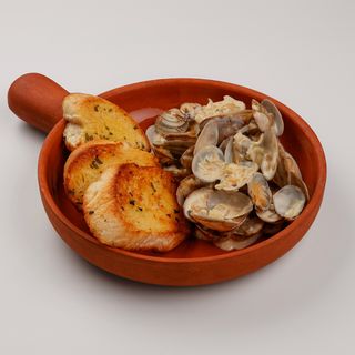 Моллюски Вонголе с чесночным соусом