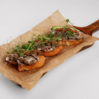 Брускеты со шпротами