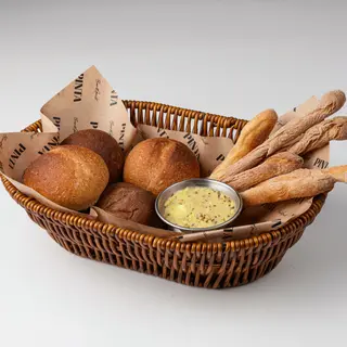 Хлебная корзина со вкусовым маслом