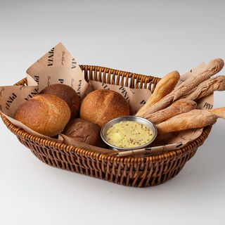 Хлебная корзина со вкусовым маслом