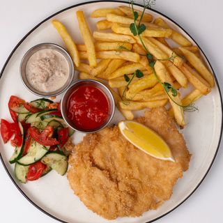 Шницель куриный с картофелем фри 