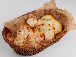 Чесночный хлеб с начинкой