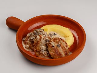 Котлеты из индейки в сливочно-грибном соусе