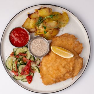 Шницель с жареным картрфелем
