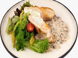 Куриный рулет в сливочно-грибном соусе