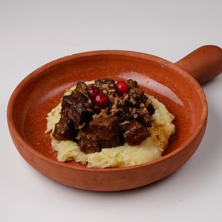 Щечки в пивном соусе