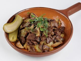 Жареный картофель по-домашнему с говядиной и грибами