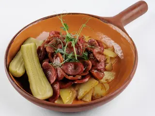 Жареный картофель по-домашнему с колбасками
