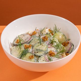 Салат с редисом и огурцом