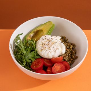 Боул с песто и авокадо