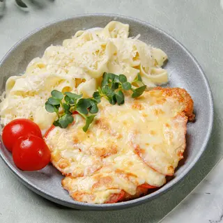 Куриный шницель под сыром со сливочной фетучини