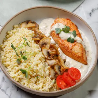 Томленое в сливках куриное филе с пряным булгуром