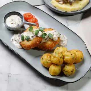 Куриные котлеты с картофельными шариками со сливочно-грибным соусом