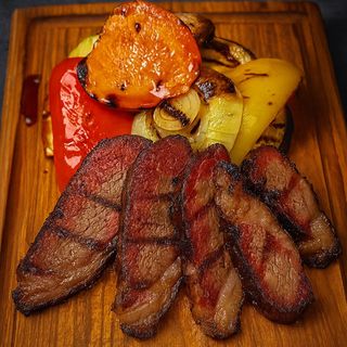 "Брискет" копченная говяжья грудинка с овощами гриль