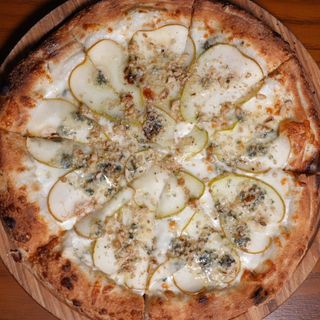 Пицца с грушей и гарганзолой