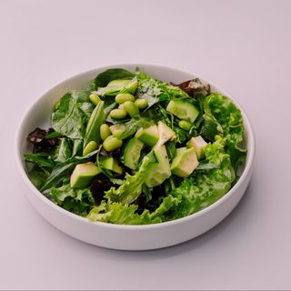 Зелёный салат с авокадо