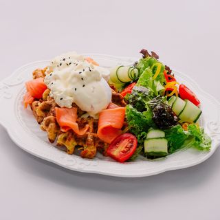 Картофельные вафли с лососем